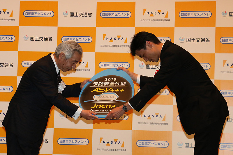 記念メダルを受け取るインサイトの開発担当者