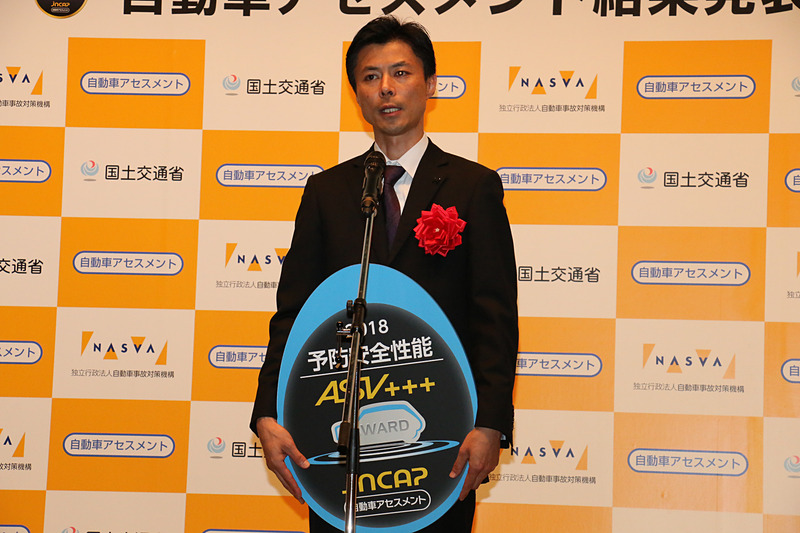 記念メダルを受け取るインサイトの開発担当者