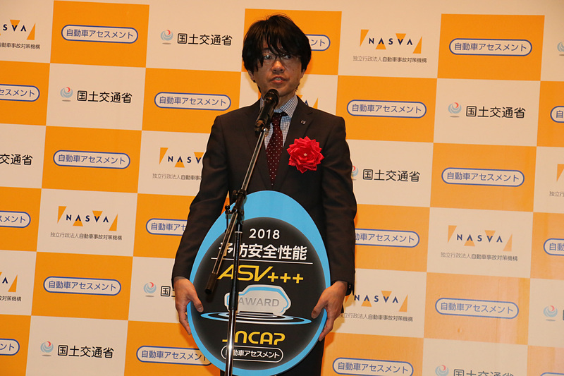 記念メダルを受け取るCX-5の開発担当者