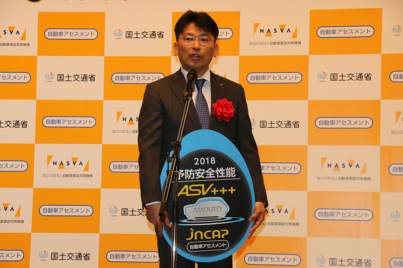 記念メダルを受け取るフォレスターの開発担当者