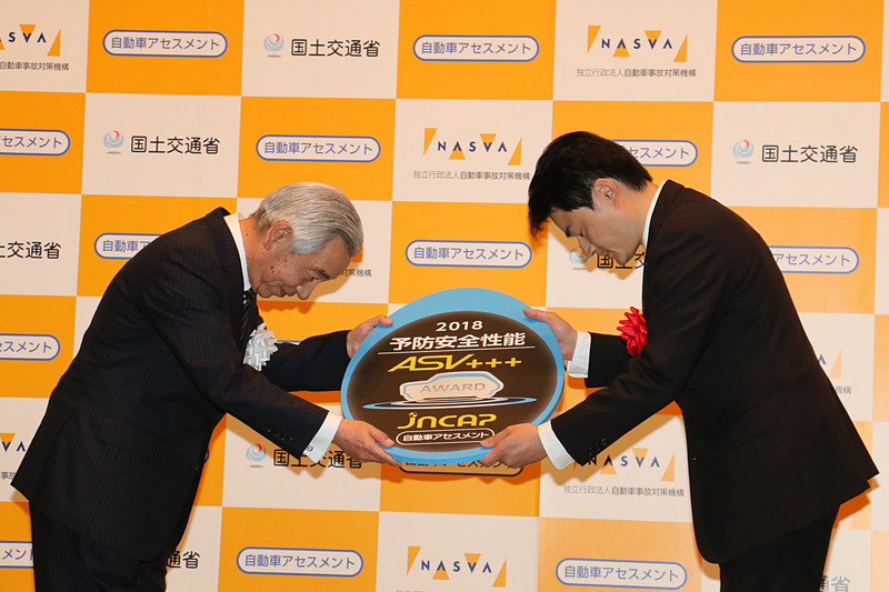 記念メダルを受け取るeKスペースの開発担当者