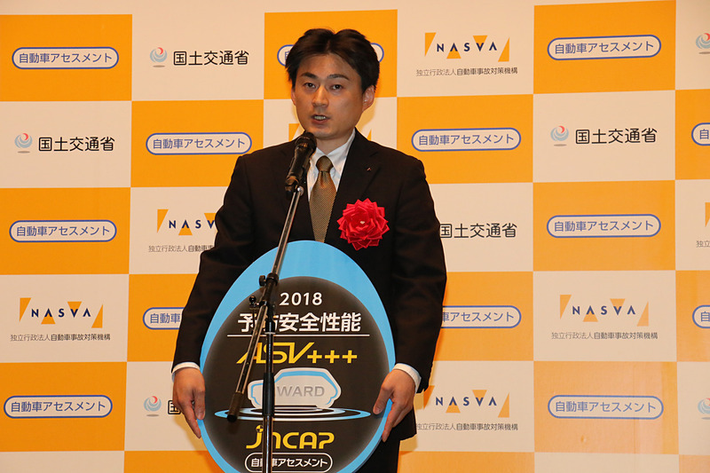 記念メダルを受け取るeKスペースの開発担当者