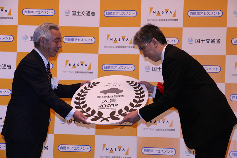 記念メダルを受け取るクラウンの開発担当者