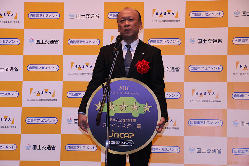 記念メダルを受け取るカローラ スポーツの開発担当者