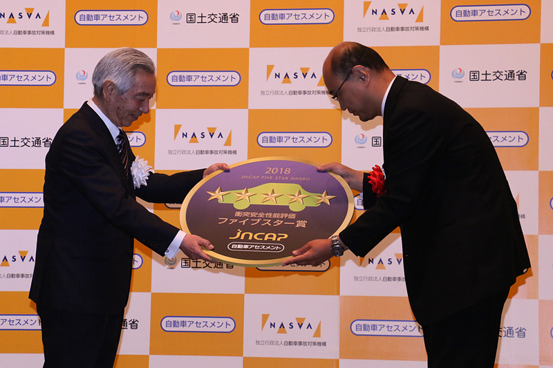 記念メダルを受け取るカムリの開発担当者