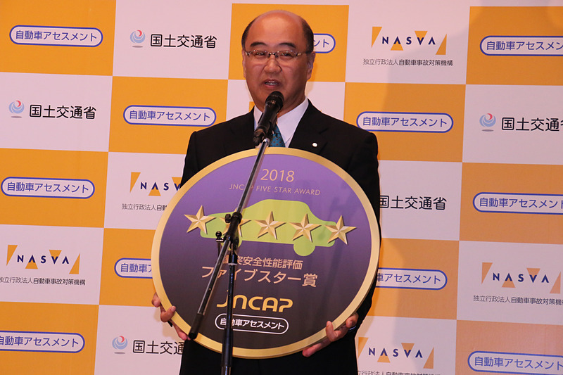 記念メダルを受け取るカムリの開発担当者