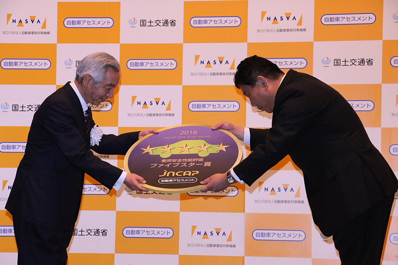 記念メダルを受け取るCR-Vの開発担当者