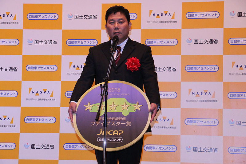 記念メダルを受け取るCR-Vの開発担当者