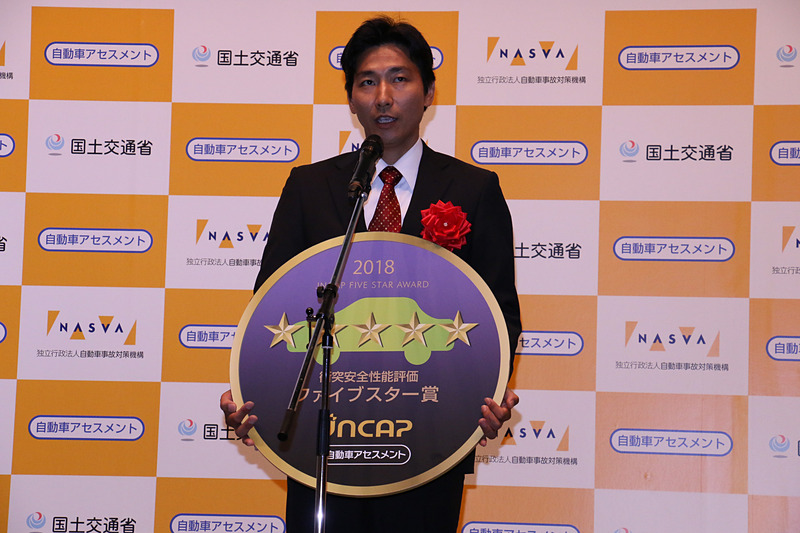 記念メダルを受け取るオデッセイの開発担当者