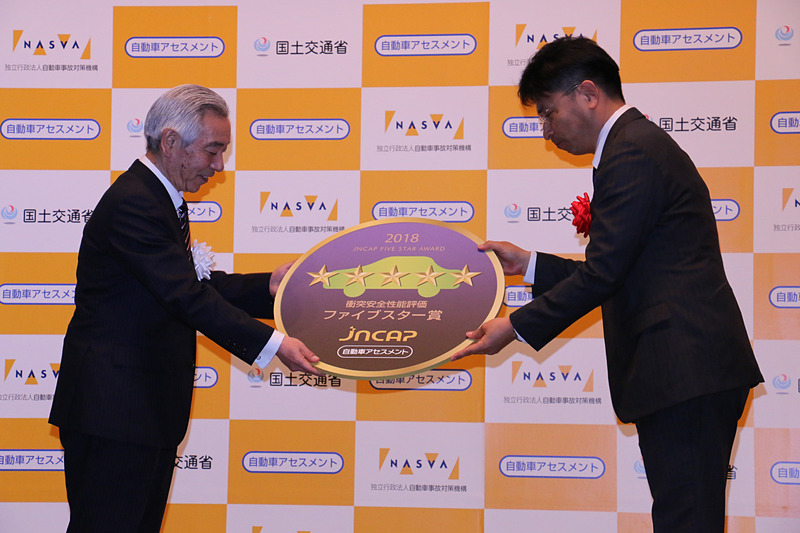 記念メダルを受け取るフォレスターの開発担当者