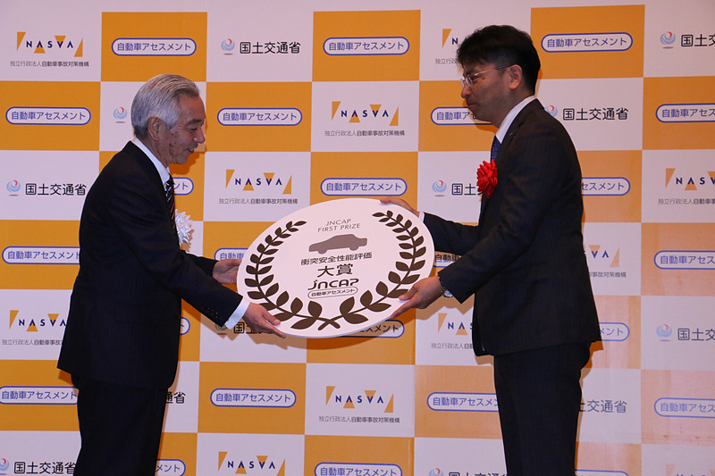 記念メダルを受け取るフォレスターの開発担当者