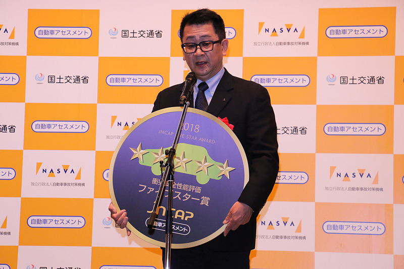 記念メダルを受け取るエクリプス クロスの開発担当者