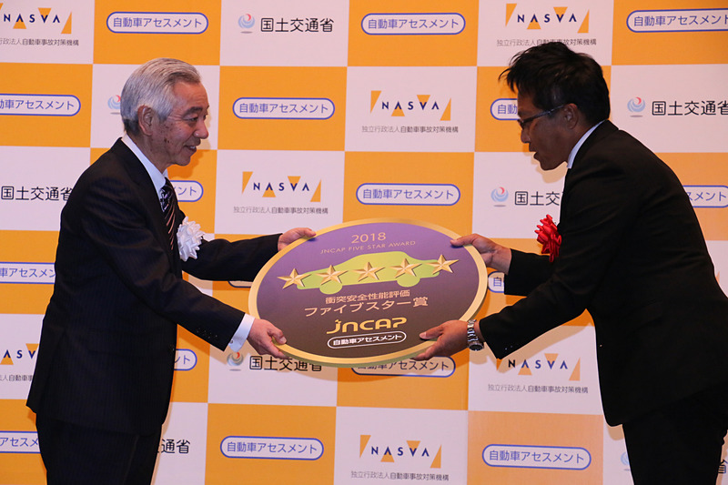 記念メダルを受け取るクロスビーの開発担当者