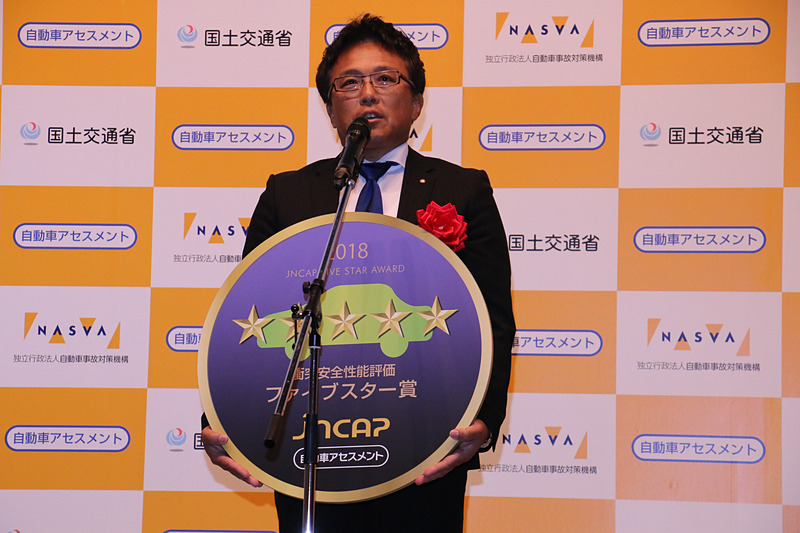 記念メダルを受け取るクロスビーの開発担当者