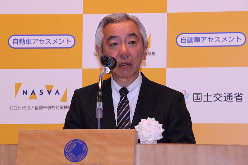 発表会であいさつする独立行政法人自動車事故対策機構 理事長 濱隆司氏