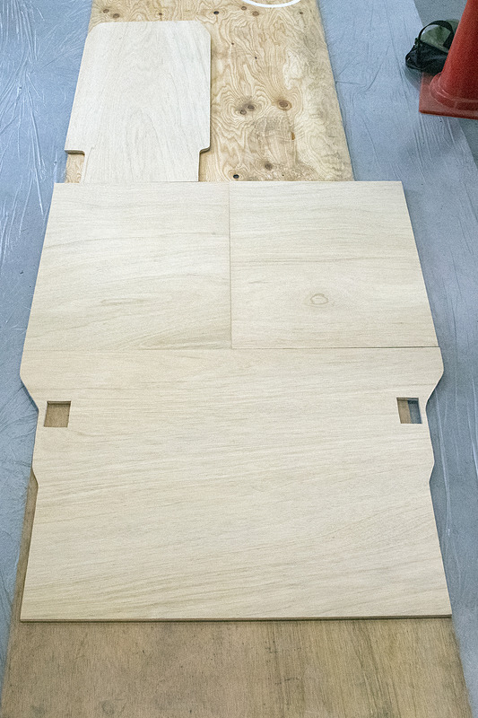 コンパネをフロア形状に合わせてカットしたフロアボード。職人さんが乗るクルマ用のアイテムを取り扱う「職車ドットコム」で販売開始。詳しくは<a href="http://shokusya.com/">職車ドットコムのWebサイト</a>を参照してほしい