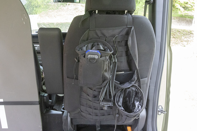 車内の小物整理用に導入したのがシートバックに付ける「モールシステム対応のカバー」だ。モールシステムとはアメリカ軍が使用する個人装備で、小型のケースやポーチなどを引っかけられるように帯状の布を表面に付けているもの。そこに別売りのポーチなどを固定して小物の収納場所を作った