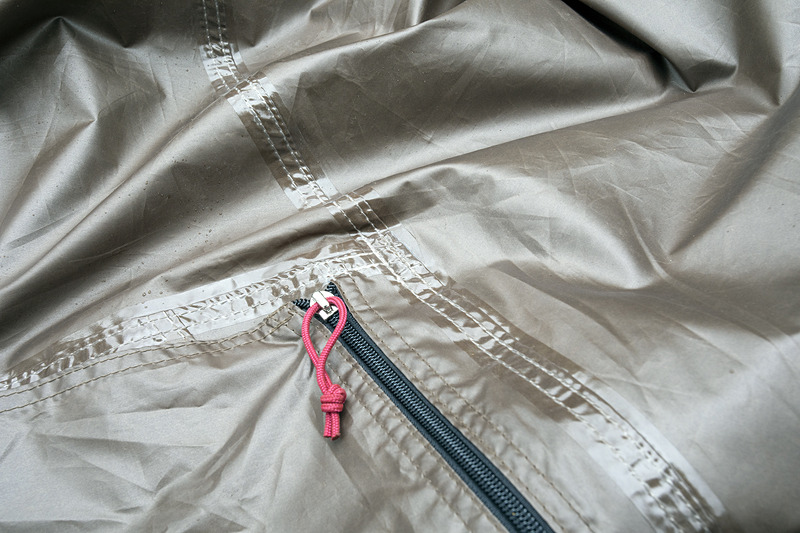 薄くて軽い生地に防水コーティングを設定。合わせ目にも防水用のシーム加工を施しているので防水性は高い