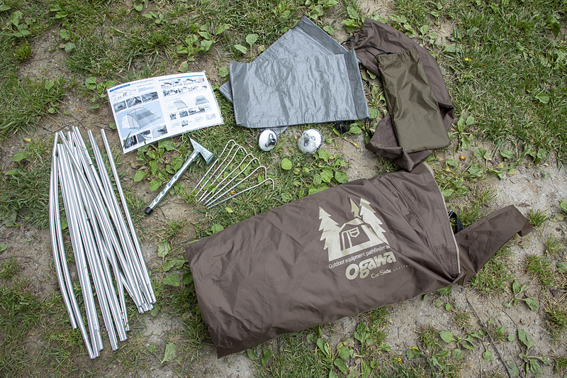 カーサイドシェルターの内容物。シェルター本体とポール、ペグ、ペグハンマー、砂などを入れるウェイト用袋、車体などに固定する時に使う吸盤、そして収納袋だ
