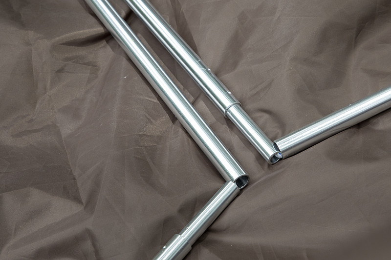 ポールは「6061アルミ合金」というグレードのアルミ製。しなりや強度面でテント用ポール向きの材質とのこと。内部を通るショックコードは使っているうちに伸びてくるが、補修用コードも販売しているので修理が可能