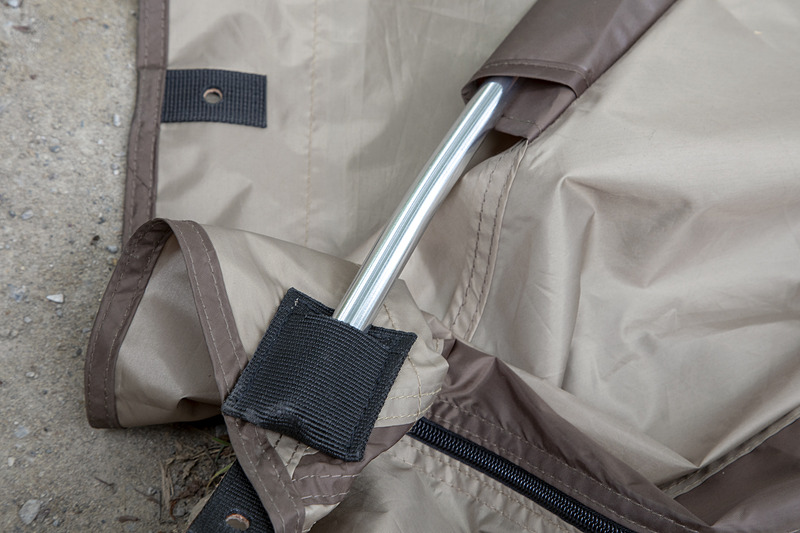 上側は袋状になっている部分に差し込む