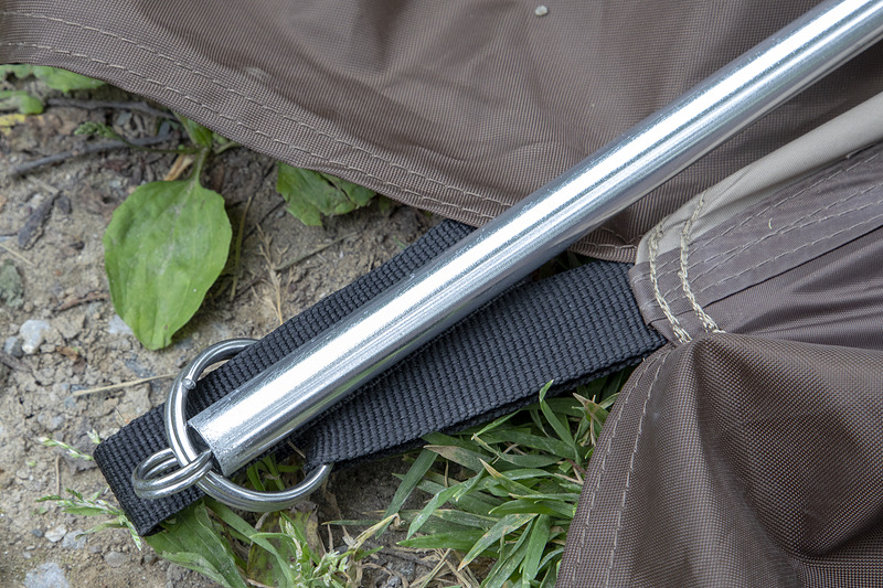 ピンを差し込んだ状態。しっかり張れるよう、差し込む際に多少強く引っ張ることが必要だが、女性でも十分に作業できるレベル