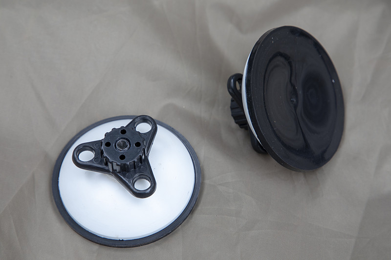 シェルターの上側は車両のルーフに固定。そのための吸盤も付属している