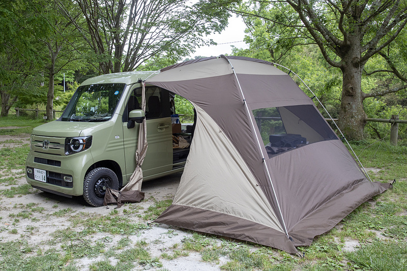 カーサイドシェルターの設営完了。「N-VAN専用か？」と思うぐらいマッチしている。横幕はファスナーで開閉でき、閉めると完全クローズとなる。これは開いた状態で、さらにもう1段ワイドに開くことも可能