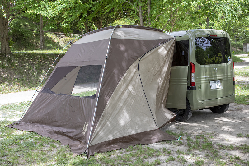 後方側はクローズしておいた。当日は風が強かったので、シェルターの端は地面にペグダウンして舞い上がらないようにしている