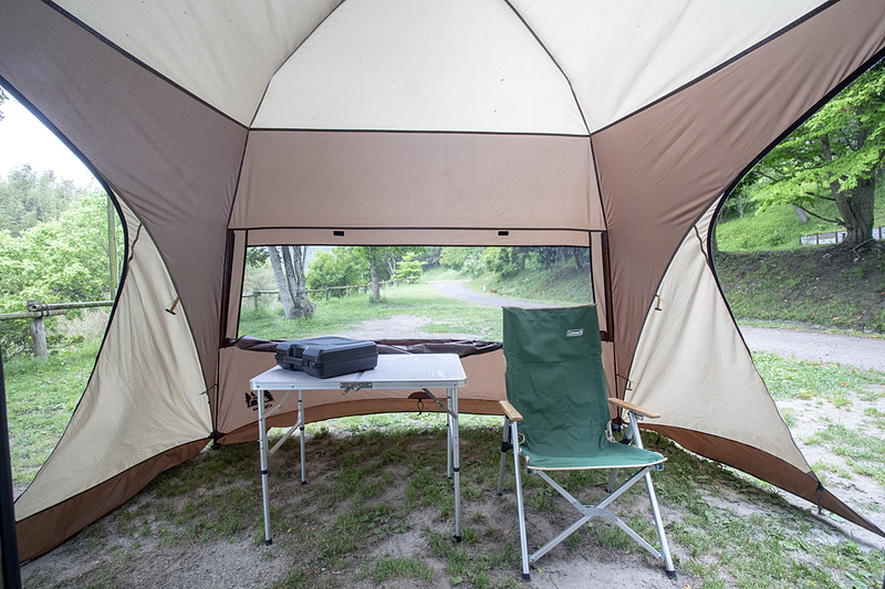 シェルター内はけっこう明るい。スペースも広く、ソロだと場所が余るほど