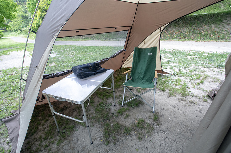 シェルター内はけっこう明るい。スペースも広く、ソロだと場所が余るほど