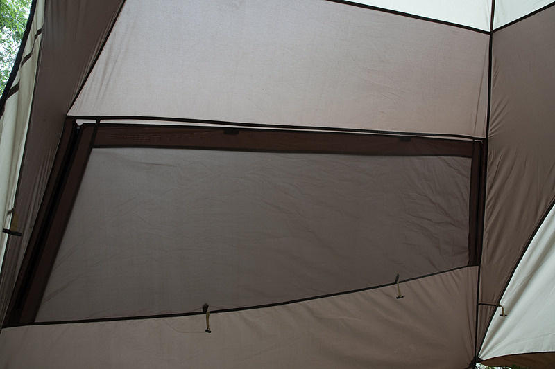 メッシュ窓はファスナーで開閉可能