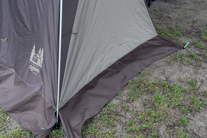 フラップが付いており、シェルター下からの風の吹き込みをある程度軽減できる