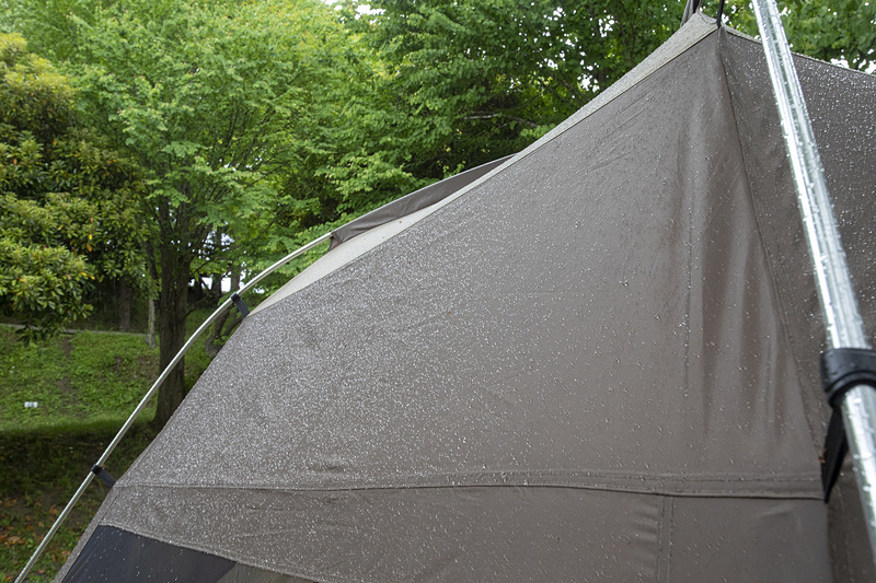 撮影日は途中から強い風も吹いたが、ピンと張ったシェルターは膨らむこともなく風に耐える。また、ペグを打っていたのでより不安のない状態だった。雨のはじき具合も良好