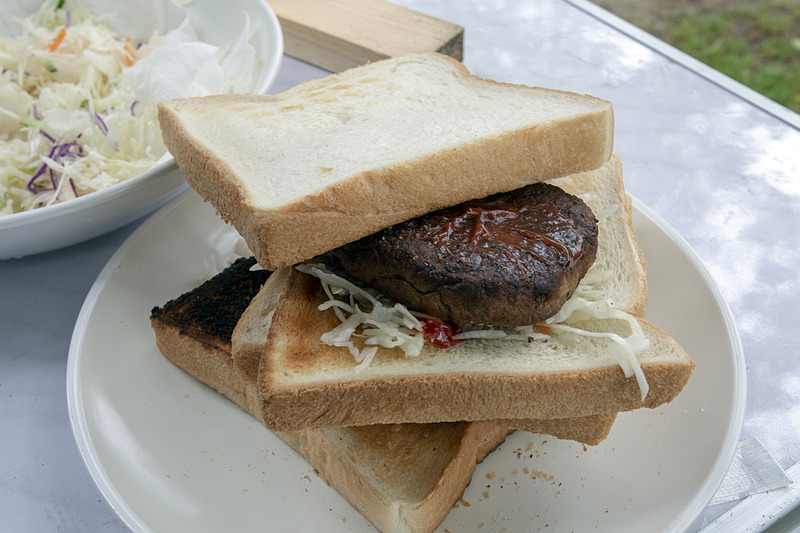 ケチャップで味付けしたマルシンハンバーグとカットキャベツを挟んだだけだが、十分オイシイ