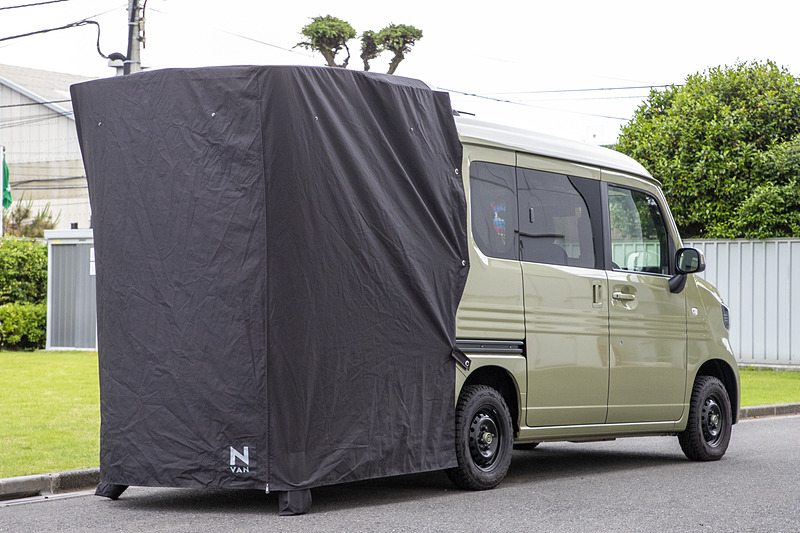 ホンダアクセス製の「テールゲートカーテン」。装着はテールゲートに被せて側面を吸盤で固定するだけという簡単なもの。価格は2万3760円