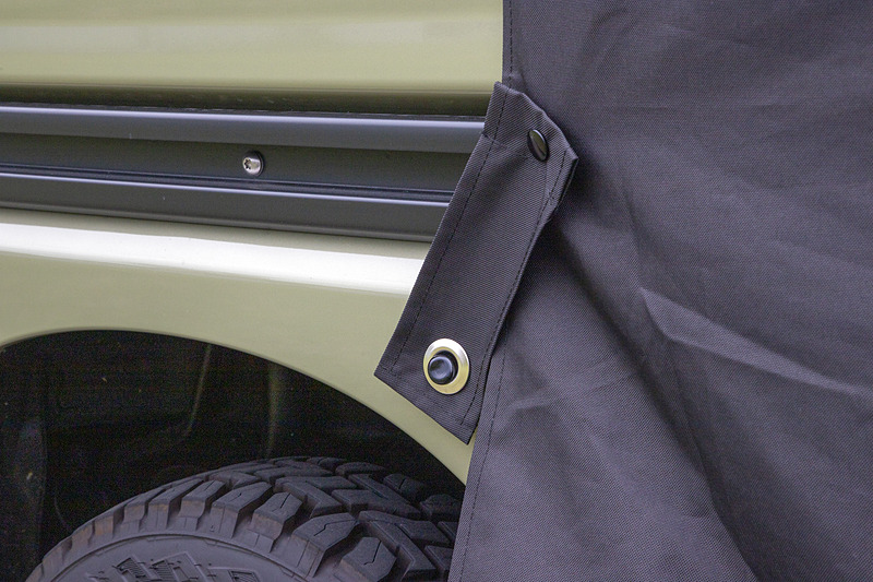 サイドの固定は吸盤なので簡単。ハトメ式なのでロープを掛けて引っ張ることも可能だろう