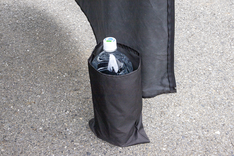 ペットボトルをウェイト代わりとして使うための袋が2か所に付いている