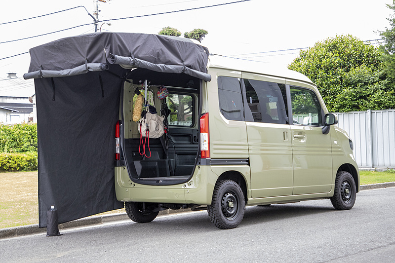 運転席側のサイドもロールアップした状態。開放感を損なわず日よけ的に使うときの形態だろうか