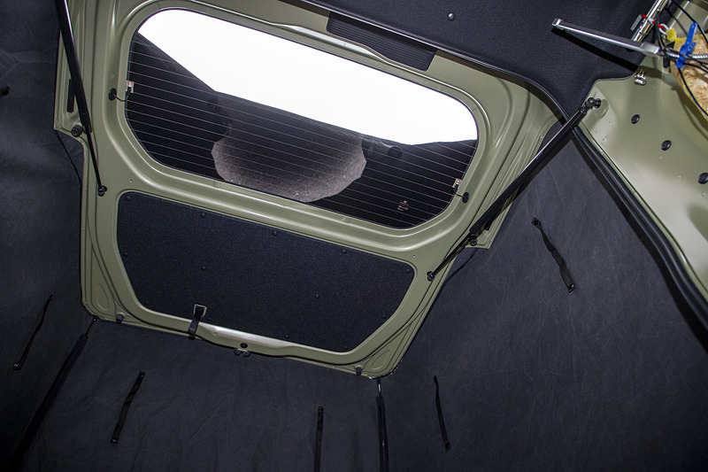 テールゲートの窓をすべて塞がないので、天窓状態で採光できる