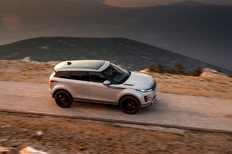 ジャガー・ランドローバー初となるMHEVモデルは、221kW（300PS）/5500rpm、400Nm/1500-4500rpmを発生する直列4気筒 2.0リッターINGENIUMガソリンエンジンと、48Vバッテリー、BISG（ベルト・インテグレーテッド・スターター・ジェネレーター）、コンバーターを搭載。0-100km/h加速は6.6秒、最高速は242km/h