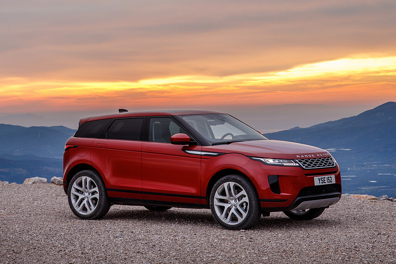 車両のドアをロックするか走行し始めるとドアパネルに格納される「デプロイアブル・ドアハンドル」を採用