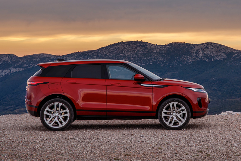 車両のドアをロックするか走行し始めるとドアパネルに格納される「デプロイアブル・ドアハンドル」を採用