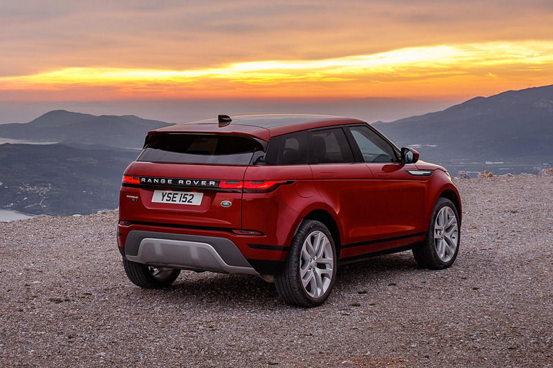 車両のドアをロックするか走行し始めるとドアパネルに格納される「デプロイアブル・ドアハンドル」を採用