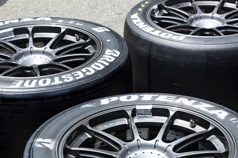 天気によって慌ててタイヤを変える必要がないような方向性のタイヤづくりを目指す