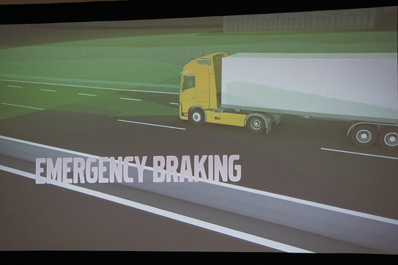 新型FHは衝突被害軽減ブレーキ付きアダプティブクルーズコントロール、車線逸脱警報、レーンチェンジサポート、ドライバーアラートサポートなどの安全機能を標準装備する