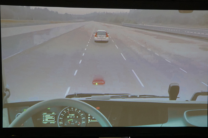 衝突の危険性が高まるとフロントウィンドウに赤い表示でドライバーに警告