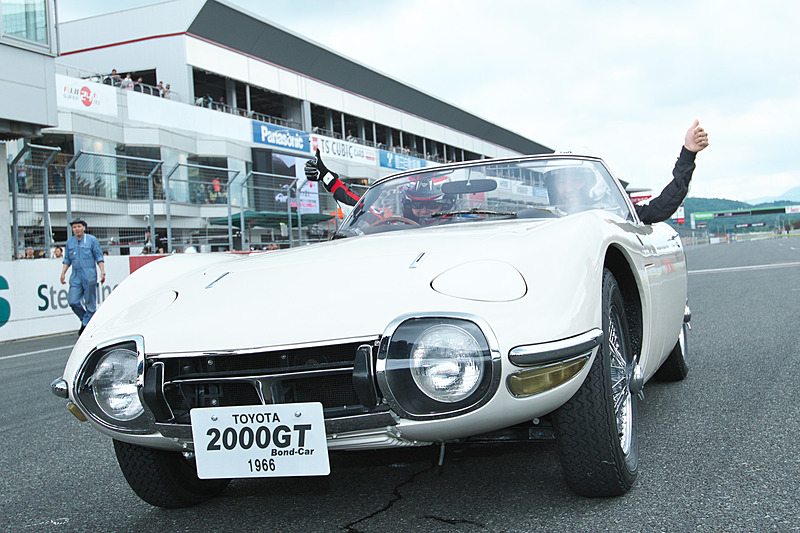 S耐クラシックの先導車は“ボンドカー”として知られる「トヨタ 2000GT」オープントップモデル。ステアリングを“MORIZO”選手が握り、エキシビションレースのフォーメーションラップを飾った
