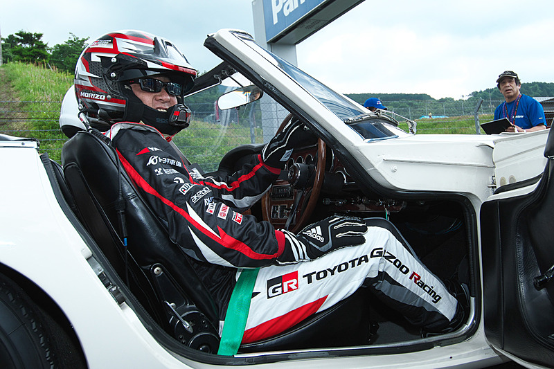 S耐クラシックの先導車は“ボンドカー”として知られる「トヨタ 2000GT」オープントップモデル。ステアリングを“MORIZO”選手が握り、エキシビションレースのフォーメーションラップを飾った