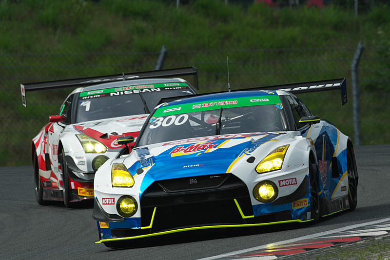 レーススタートから1時間が経過して、トップをキープする300号車「TAIROKU RACING GT-R GT3」